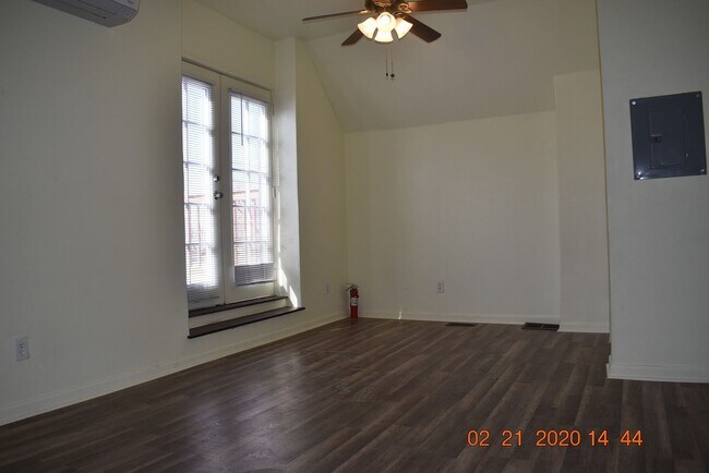 Building Photo - Updated, Private, and Unique Downtown Loft!
