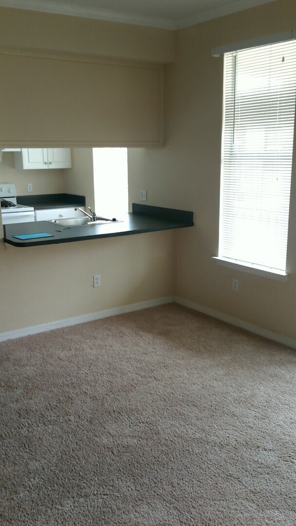 Foto del edificio - Beautiful large studio unit updated flooring, balcony with a pool view!