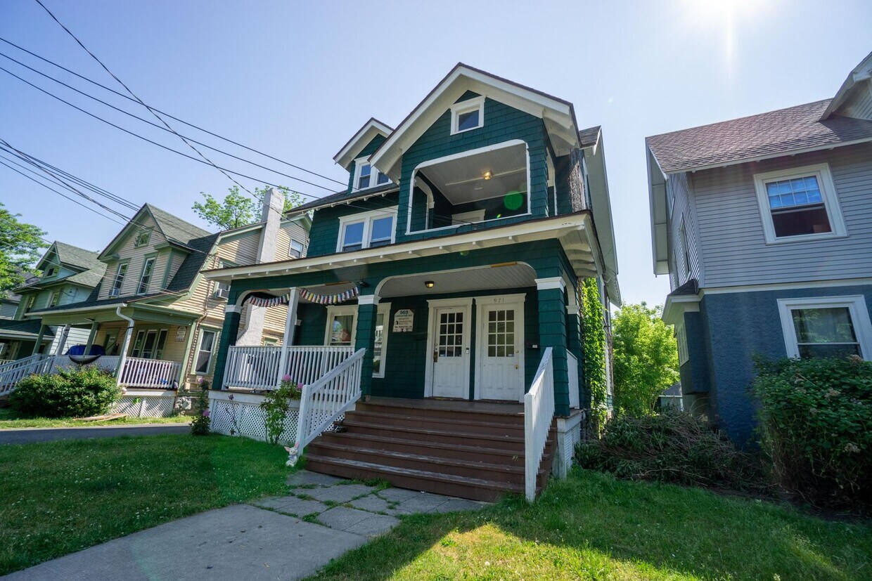 Primary Photo - Beautiful Duplex Within Walking Distance T...