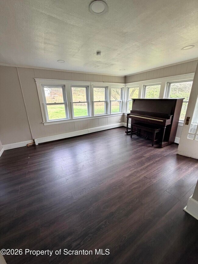 Foto del edificio - 409 Alden Mountain Rd