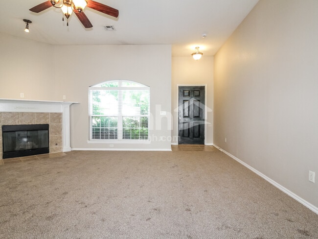 Building Photo - 4009 Queens Dr