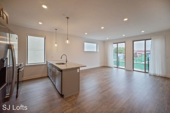 Building Photo - 1617 Poplar St