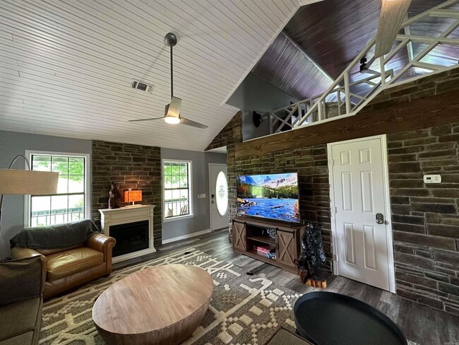 Building Photo - 896 Vaughn Rd