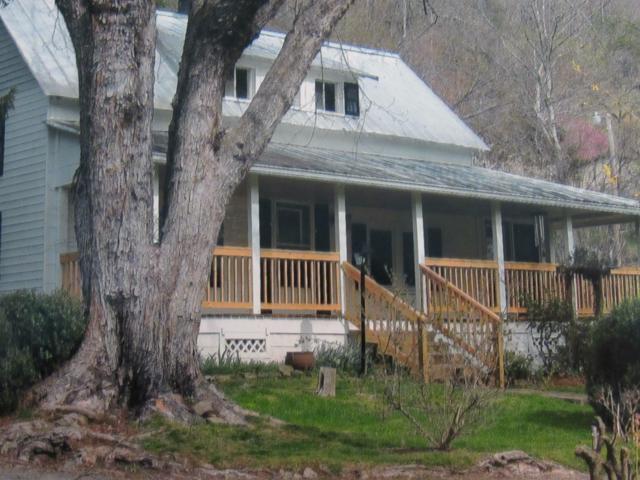 Foto del edificio - $1,600 - 2 Bed / 1.5 Bath House on Caney Fork with Stunning Landscaped Gardens