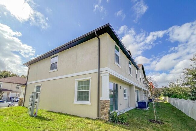 Building Photo - 4/2.5 Townhome in Gated Community