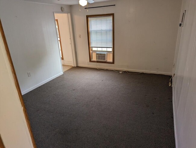 Building Photo - 807 W Grove St