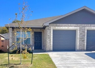 Building Photo - 2109 Wildewood Dr