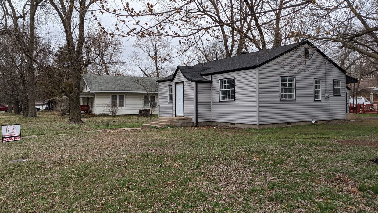 Primary Photo - 200 N Collins
