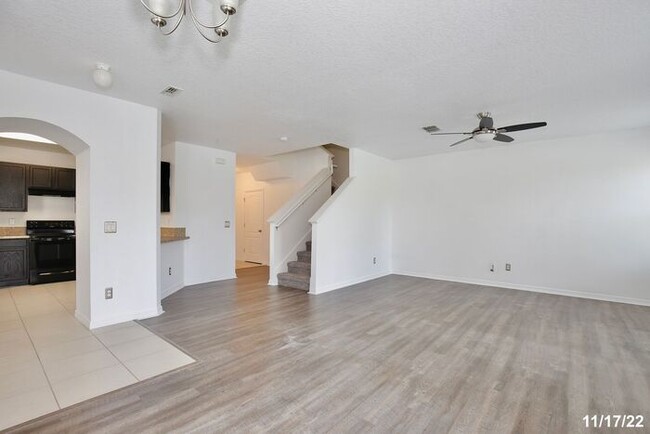 Building Photo - Spacious 3/2.5 Townhome with a 2 Car Garag...