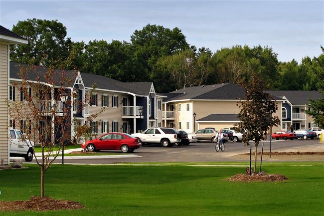 Country Place Exterior 1 - Country Place Apartments