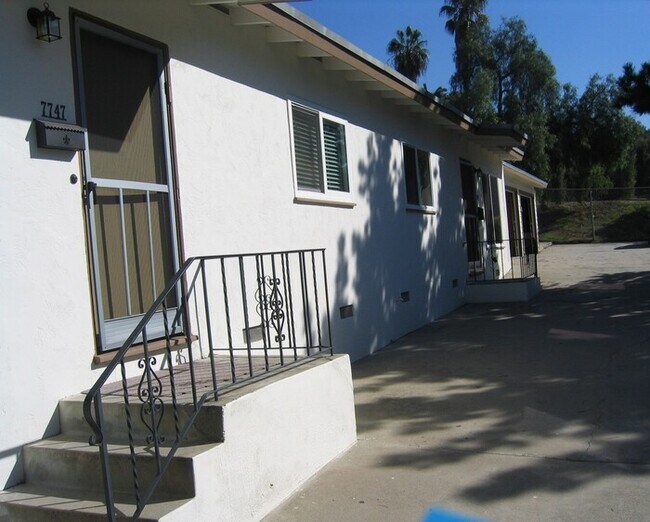 Foto del edificio - Charming 2BR DPLX with TWO (2) Garages in ...