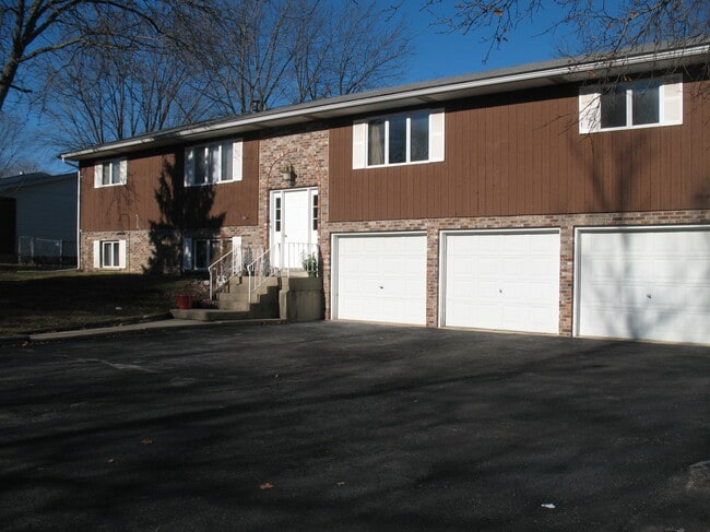 3-Unit Building & Garages - 309 Olsen St