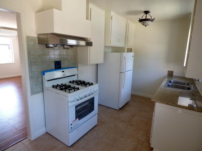 Building Photo - 636 N Heliotrope Dr