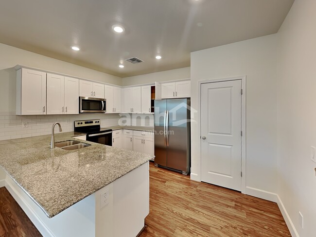 Building Photo - 614 W Hackamore Ave