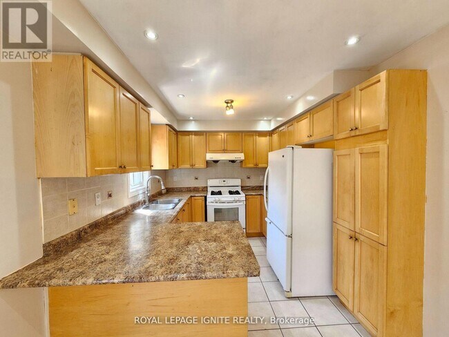 Building Photo - 6 Trevino Crescent