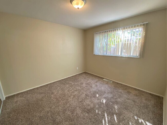 Building Photo - 278 Mariposa Dr