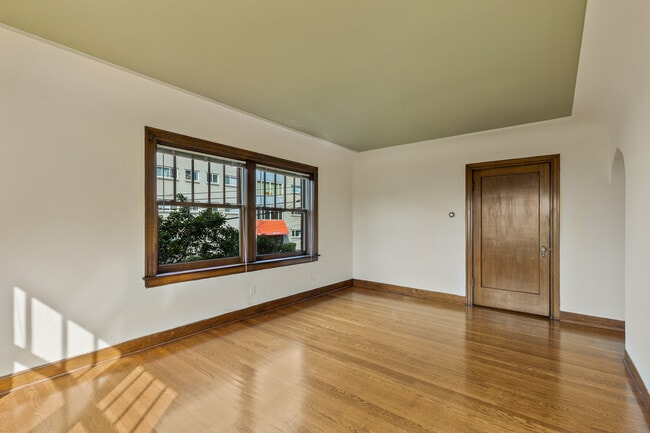 Building Photo - Queen Anne Apartments
