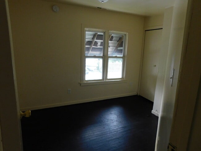 Building Photo - 2nd Floor Apartment Unit
