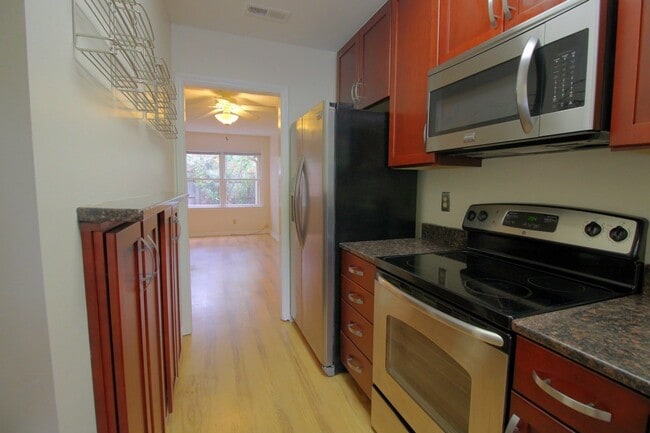 Building Photo - Stunning 2 Bedroom 1.5 Bath in Village Square