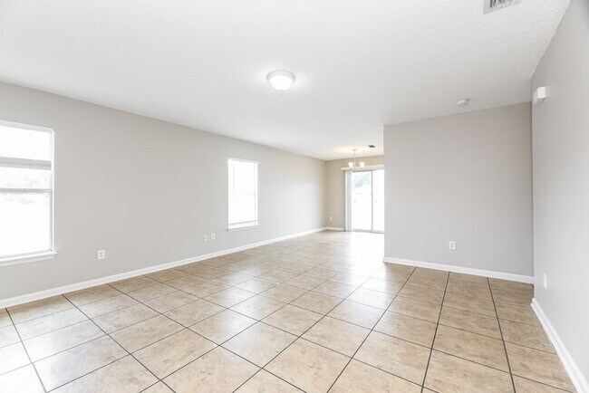 Foto del edificio - 7909 Cherry Blossom Dr S