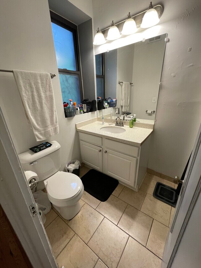 Foto del edificio - 3724 N Sheffield Ave