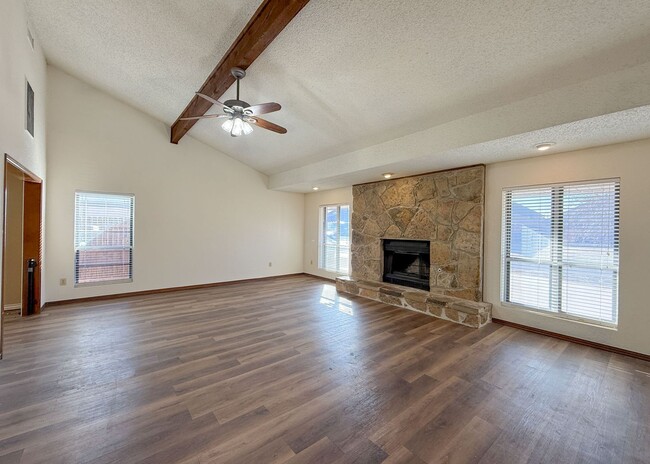 Building Photo - 3 Bed Available Now!