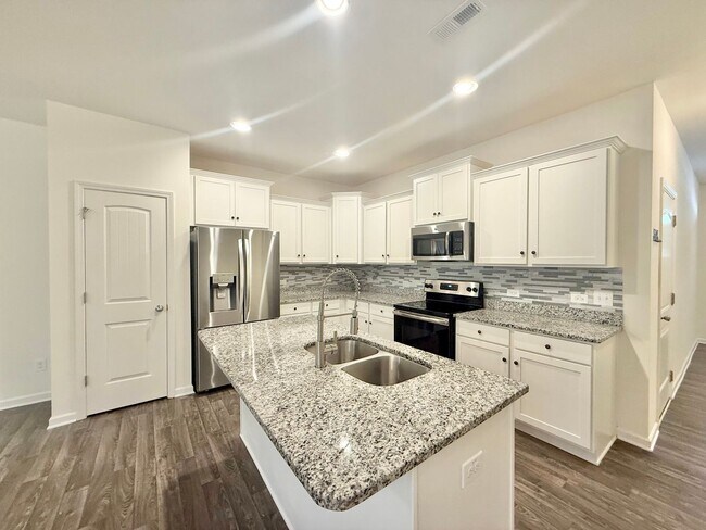 Foto del edificio - Spacious 3BD, 3.5BA Clayton Townhome with a Large Bonus Space Downstairs and Easy Access to Highways