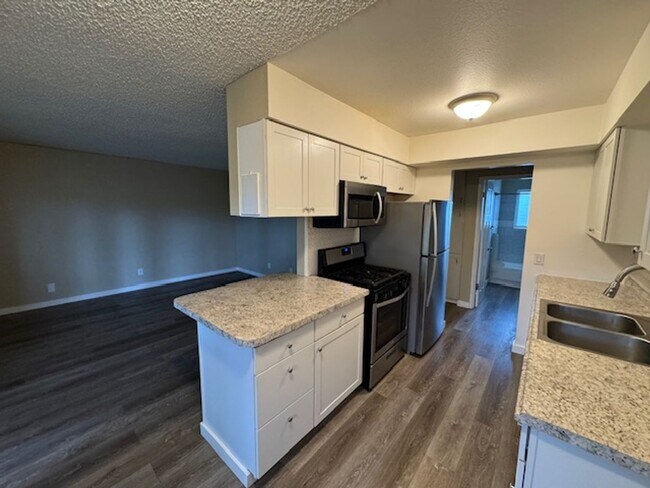 Building Photo - 632 Berrydale Ave
