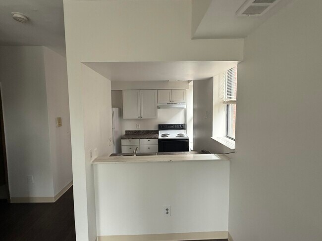 Building Photo - 590 Parkview Dr
