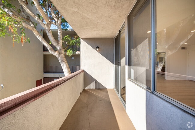 1BR, 1BA - 815SF - Balcony - Woodland House Apartments