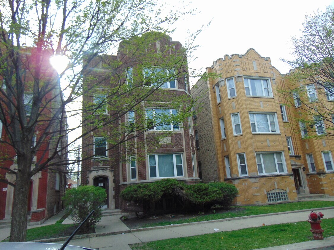 Building Photo - 8028 S Paulina St