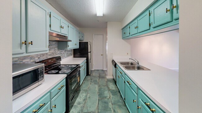 Foto del edificio - Ground Level 3 + 2 Spacious Updated condo