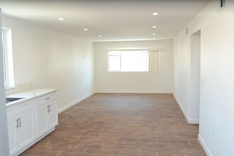 Building Photo - 1190 N Kingsley Dr