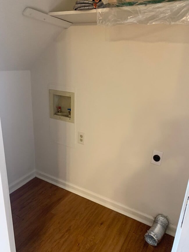 Building Photo - 6901g