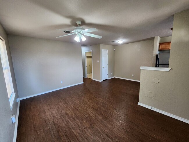 Building Photo - Roomy 3 Bedroom Duplex In S. Fort Worth