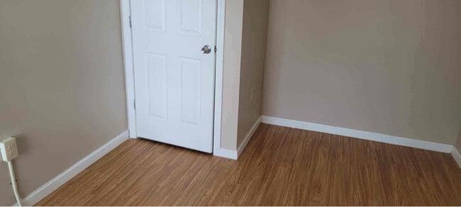 Building Photo - 7 School St