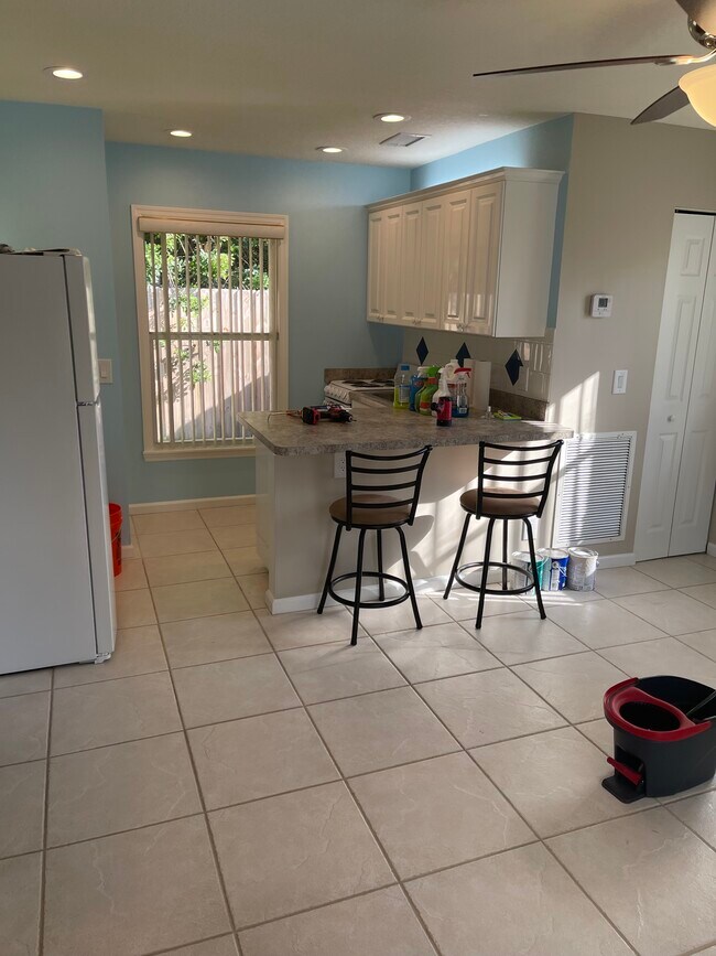 Building Photo - 8390 SE Camellia Dr