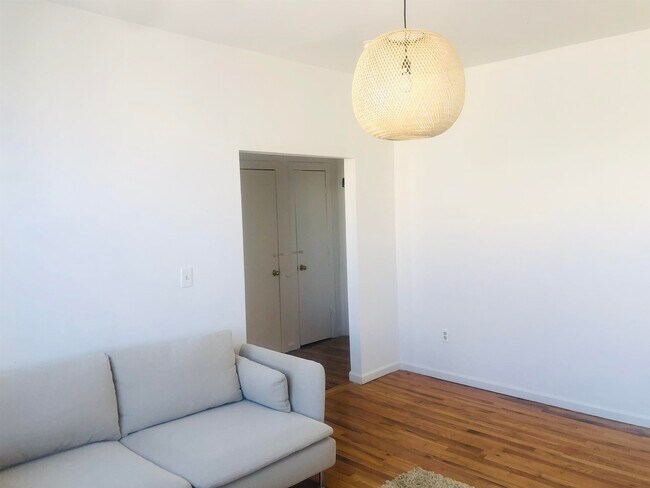 Foto del edificio - 135 Van Wagenen Ave