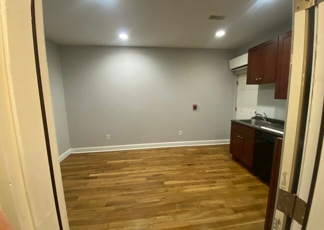 Building Photo - 1607 W Diamond St