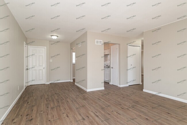 Foto del edificio - 7048 Clover Ln