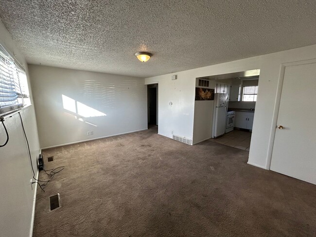 Building Photo - Crestview 2 Bedroom Apartment with mountain views