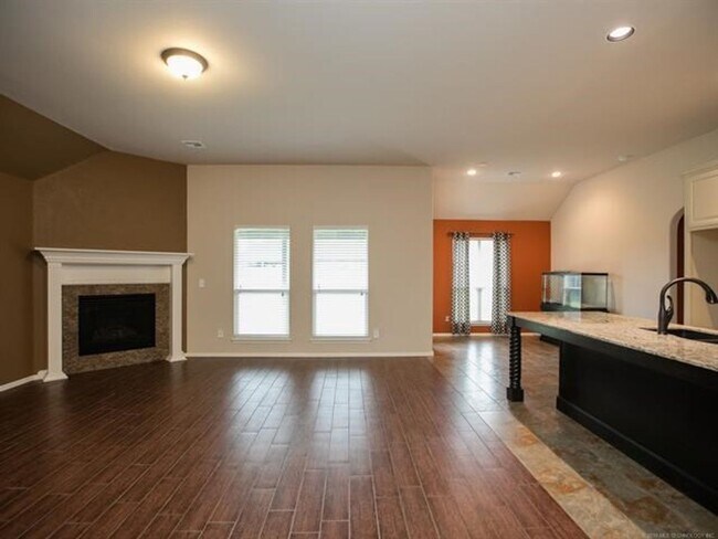 Foto del edificio - Gorgeous 4 Bed / 3 Bath in Tulsa!