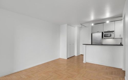 Building Photo - 353 E 74th St