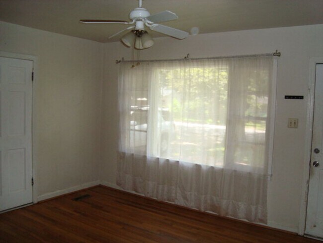 Foto del edificio - Two Bedroom One Bath with fence available ...