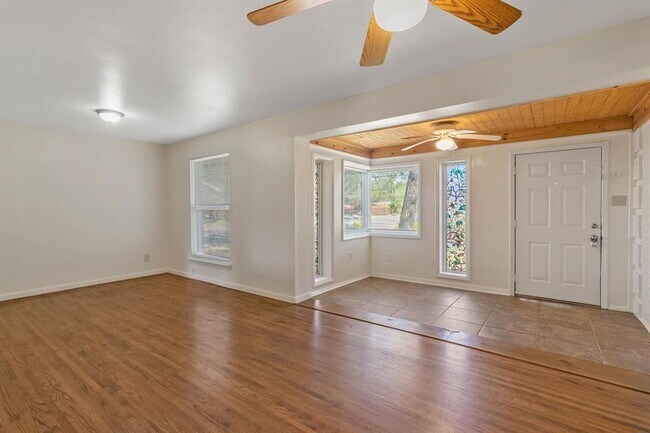 Building Photo - 2704 Highwood Dr