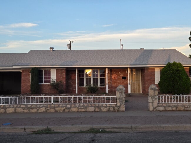 Foto del edificio - 9329 Shaver Dr