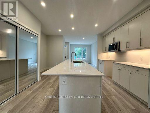 Building Photo - 990-990 Deveron Cres