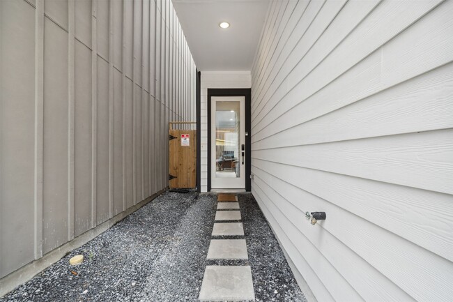 Building Photo - 8470 Berry Green Ln