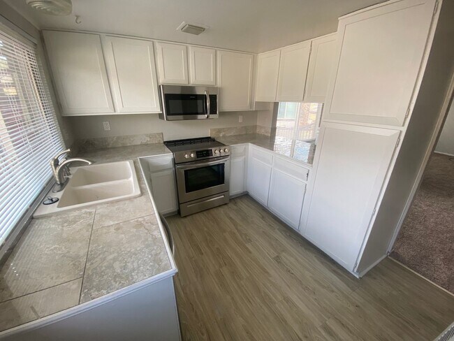 Foto del edificio - Spacious Aurora Townhome