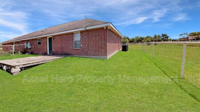 Foto del edificio - 9904 Risky's Ranch Dr